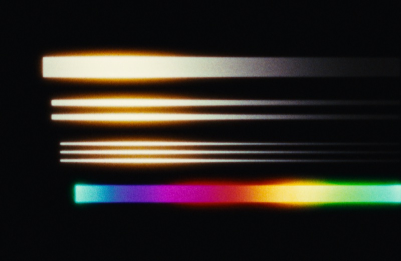 Faixas luminosas mostrando a dispersão e a resposta de cor da halation